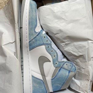 Air Jordan 1 “Hyper Royal” *DEADSTOCK* size 9